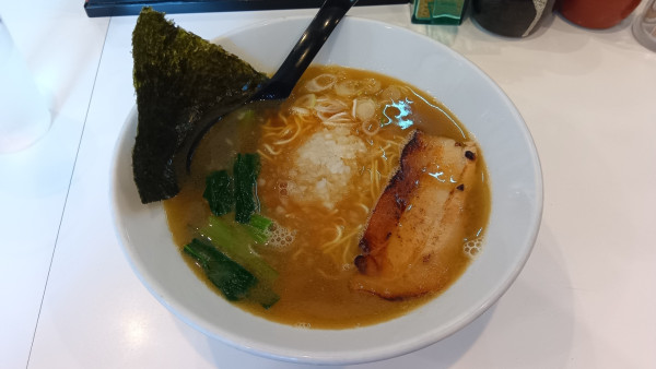 「煮干しらーめん(900円）」@海老・特濃煮干そば まるはの写真