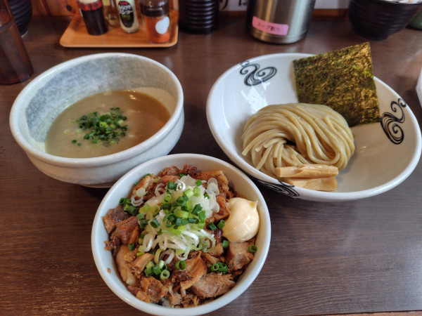 「極上団地妻鶏白湯つけ麺とチャーシュー丼」@つけ麺 弥七の写真