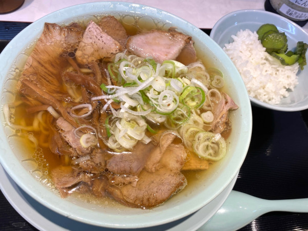 「中華そば 700円＋めし（小）無料」@新橋ニューともちんラーメン 川崎駅前店の写真