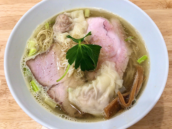 「MIXワンタン塩煮干しそば1250円　大盛り150円」@地球の中華そばの写真