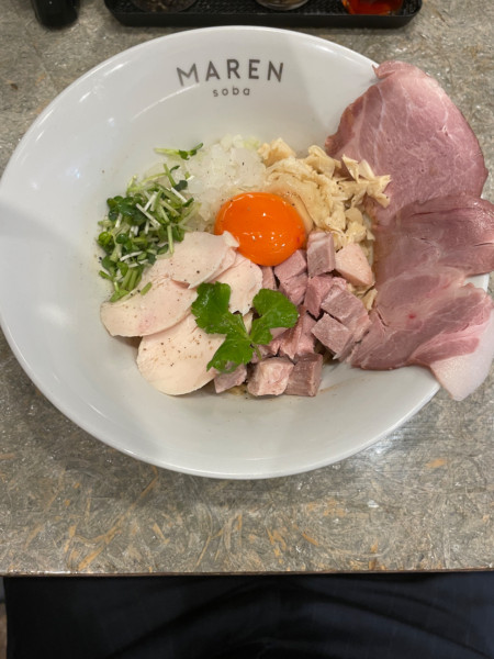 「チャーシューしょうゆまぜそば」@soba MAREN 渋谷店の写真