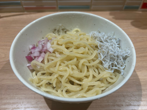 「【夏季限定】冷たい煮干しの油そば1000円」@煮干し Noodles Nibo Nibo Cinoの写真