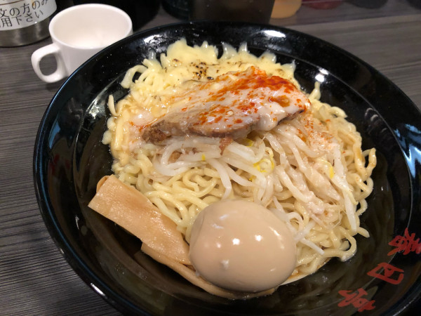 「鶏豚油そば焼きチーズ卵トッピング」@油そば 春日亭 神田店の写真