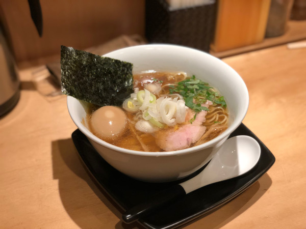 「特製醤油そば」@SOBAHOUSE 金色不如帰 新宿御苑本店の写真