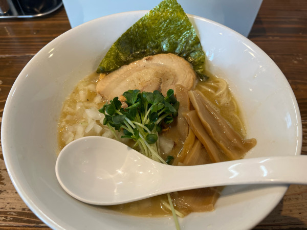 「濃厚鶏白湯そば固め950円」@煮干しそば 虎空の写真