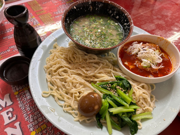 「辛ホルつけメン(味玉入)900円+日本酒(1合)500円」@とん平食堂の写真