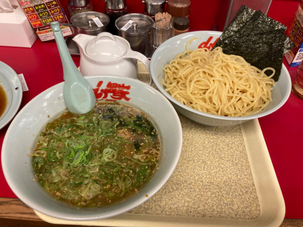 「醤油つけ麺大盛り+薬味ネギ1040円」@ラーメン山岡家 大泉店の写真