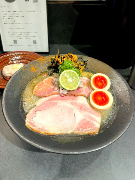「【夏季限定】冷やし煮干しらぁめん ワンタン2P」@Ramen Jazzy Beatsの写真
