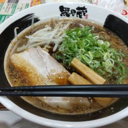黒しょうゆラーメン