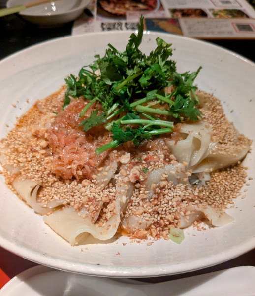 「海老と海老油のビャンビャン麺 1,580円＋パクチー200円」@田燕 まるかく三  池尻大橋店の写真