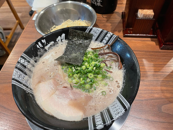 「ラーメン+半替玉¥1,000」@博多一双 新横浜ラーメン博物館店の写真