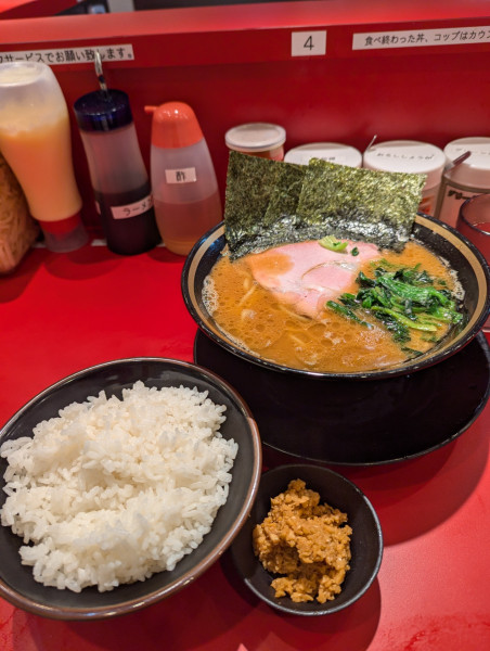 「ラーメン+無限ニンニク+ライス(無料)」@王道家直伝 家系ラーメン 本ごう家王道乃印の写真