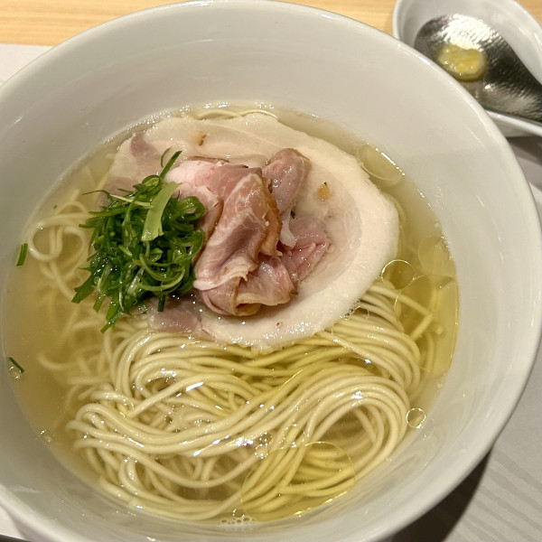 「塩そば（ラフランスとゆずのペースト添え）」@麺道 麒麟児 大門店の写真