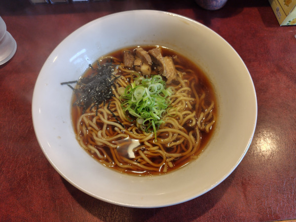 「醤油ラーメン中太麺800円、汁なしラーメン細麺750円」@CaravanTTRの写真