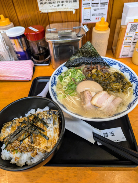 「由丸ラーメン+ごまさばご飯+替玉」@由丸製麺所の写真