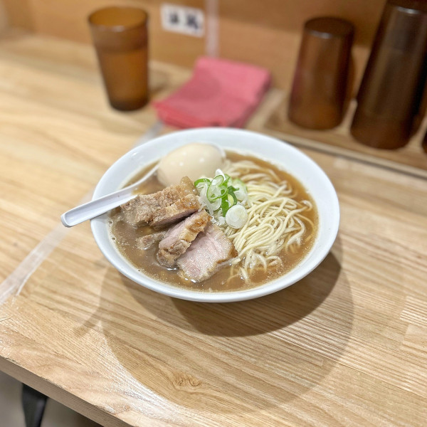 「肉そば（焼豚4枚）＋味玉」@自家製麺 伊藤 神田店の写真