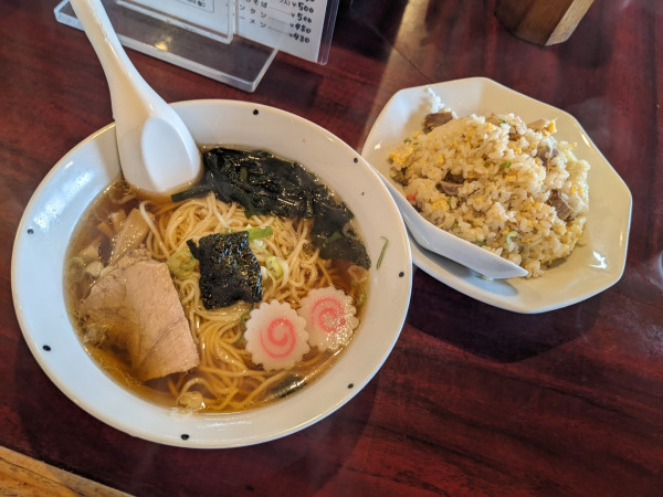 「ラーメン 430円 ＋ チャーハン 510円」@中華たわらやの写真