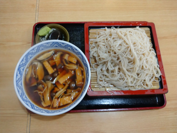 「きのこ汁せいろ（900円）＋大盛り（120円）」@尾張屋の写真