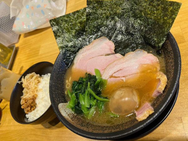 「豚骨醤油ラーメン＋燻製味玉＋燻製チャーシュー」@麺家 燻の写真