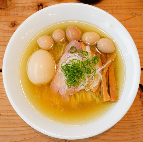 「味玉鶏ソバ潮＋うずらの味玉＋サッポロラガービール」@The Noodles & Saloon Kiriyaの写真