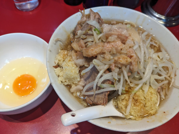 「ラーメン（半分）＋生卵＋ショウガ」@ラーメン二郎 西台駅前店の写真