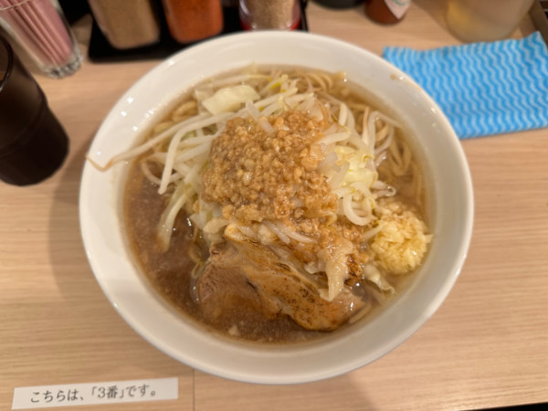 「二郎系ラーメン200gニンニク.ヤサイ少なめ1000円」@ラーメン 豚×豚×豚の写真