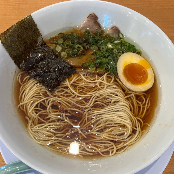 「淡麗醤油らぁめん990円」@だるま大使 無限 松戸六実店の写真
