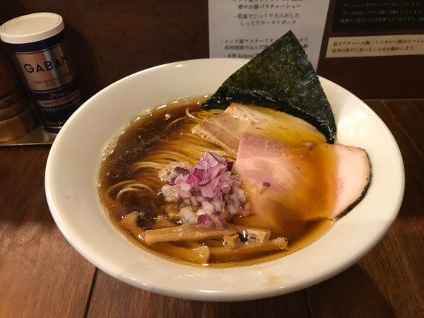「淡麗煮干し鶏醤油 900円＋ミニカレー飯 400円」@麺楽 軽波氏の写真