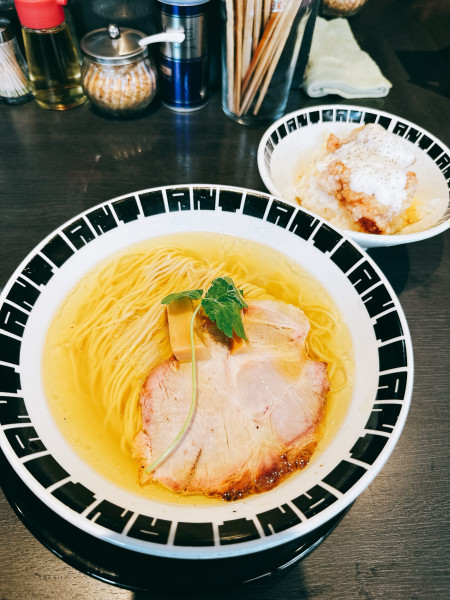 「比内地鶏の塩清湯そばとキクさんのヨシヒサ丼」@つけ麺 中華そば アンタイNOODLESの写真