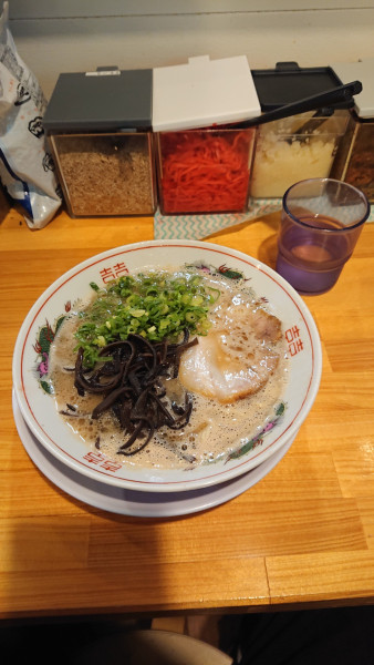 「豚骨ラーメン + 替玉」@てっちゃんの写真