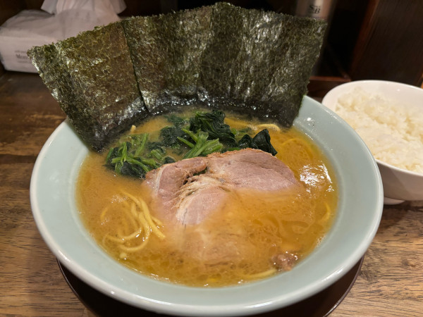 「ラーメン930円 ライス大盛り250円」@横浜醤油豚骨ラーメン 銀十の写真