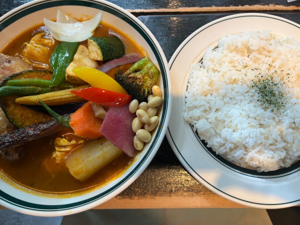 「チキンと一日分の野菜20品目＋ご飯Lサイズ：1650＋100」@rojiura curry samurai 平岸総本店の写真