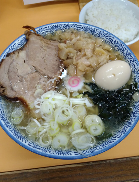 「塩ラーメン+味玉､背脂､半ライス」@NEW Akkeyラーメンの写真