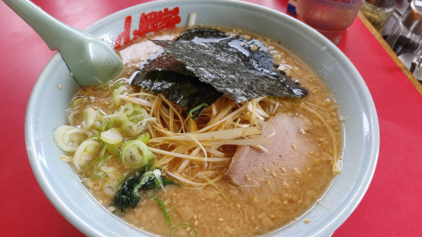 「味噌ラーメン　白髪ネギトッピング　背脂に変更」@山岡家 松本店の写真