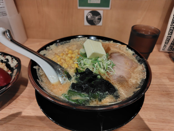 「札幌味噌らーめん¥880バター¥120コーン¥120」@北海道らーめん みそ熊   神奈川綾瀬店の写真