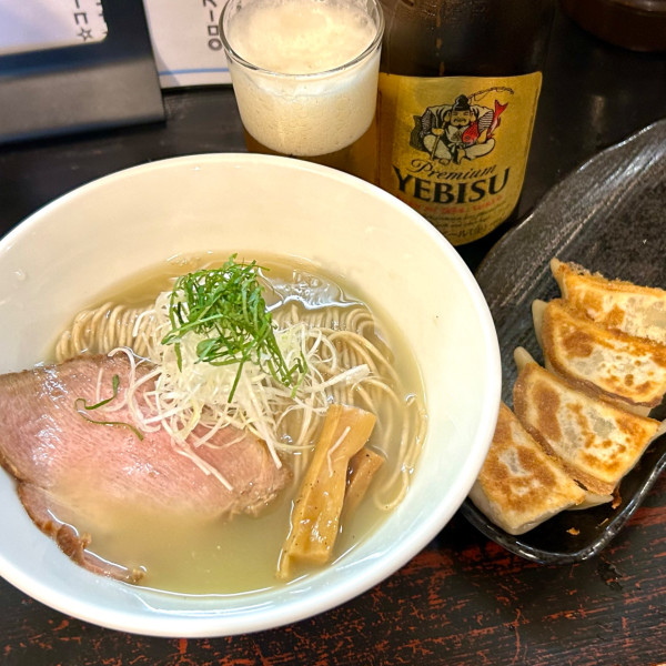 「ダブルブレンド（塩；豚骨清湯と真鯛清湯）＋塩ぎょうざ＋エビス」@塩家 誇道の写真