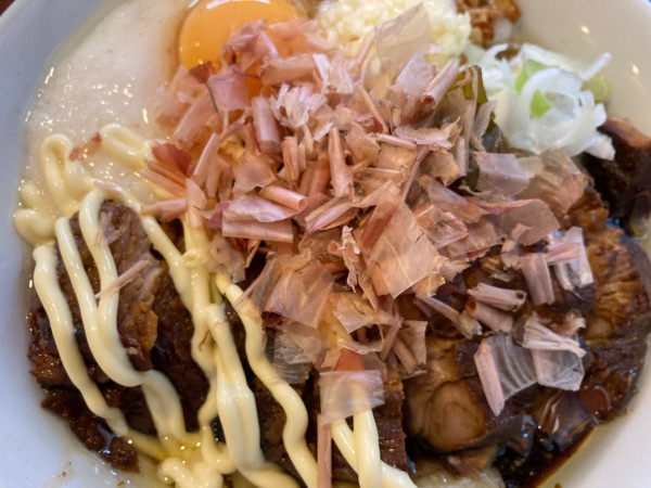 「ワンタンチャシュウメン(まぜそば変更)+めし」@手打ち 陰日向の写真