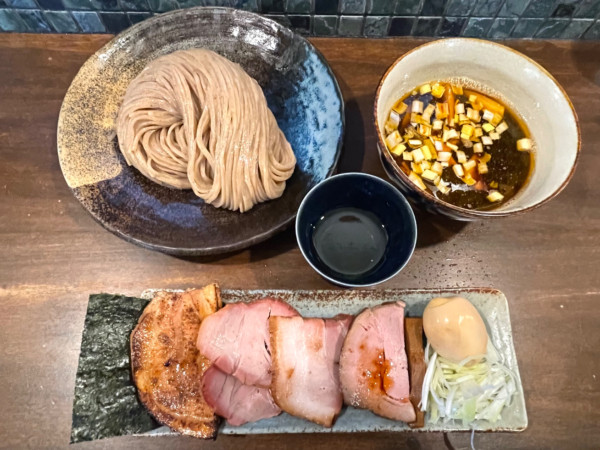 「＜夏季限定＞熟成牡蠣醤油の昆布水つけめん 大+特製トッピング」@麺屋みつば＋クローバーの写真