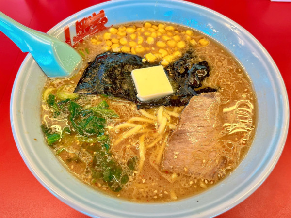 「味噌ラーメン 中盛（830円）、バター（CP）」@ラーメン山岡家 小山駅南店の写真