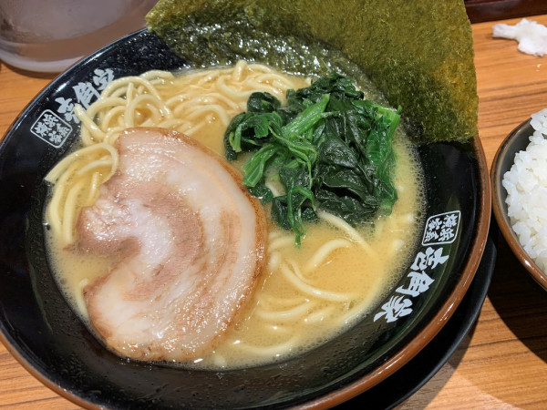 「ラーメン醤油+ライス」@横浜家系ラーメン 壱角家 赤羽店の写真