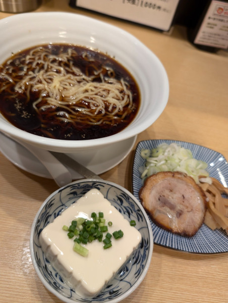「冷やしブラックラーメン・追い豆腐増し」@らぁめん次元の写真
