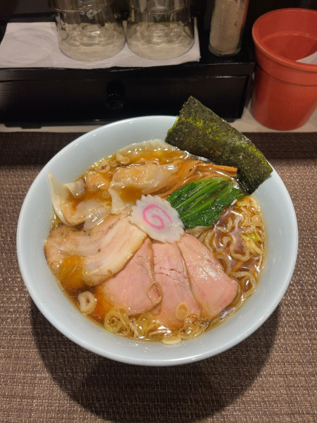 「ワンタン麺+肉増し２枚（1350円）」@らぁめん 涼虎の写真