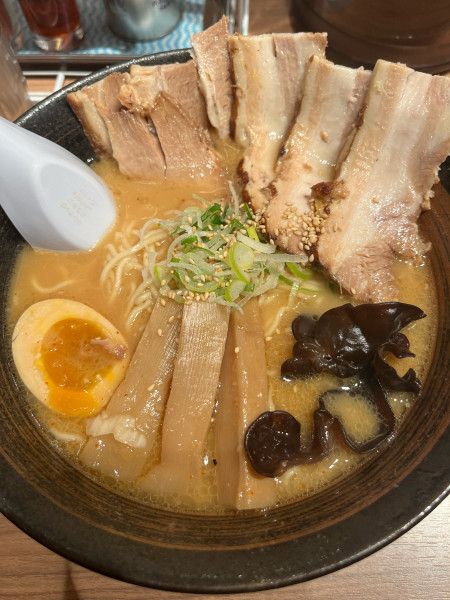 「W豚チャーシュー麺」@梅光軒 新千歳空港店の写真