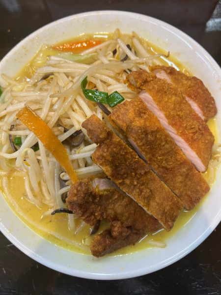 「タンメン　カレー味　パイコー乗せ」@濃魂タンメン かみもり 孫目店の写真