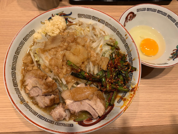 「ミニラーメン辛ニラ生玉子TP」@豚山 名古屋太閤口店の写真