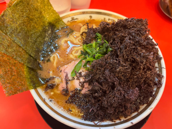 「ラーメン(中)950円＋岩のり200円」@家系ラーメン 裏大輝家 青物横丁店の写真