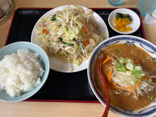 「半ラーメン・肉野菜炒め・ライス」@ラーメン永華の写真
