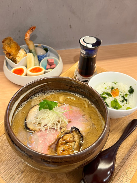 「贅沢盛り広島県産牡蠣味噌らぁめん」@柳橋さんりょうの写真