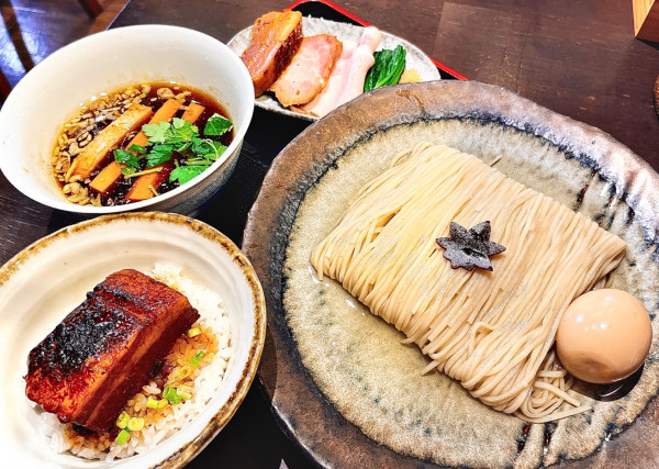 「特製つけそば（1600円）、角煮飯（500円）」@食煅 もみじの写真