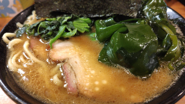「ラーメン(900円) ＋穂先わかめ(150円)」@横浜家系らーめん 輝道家の写真